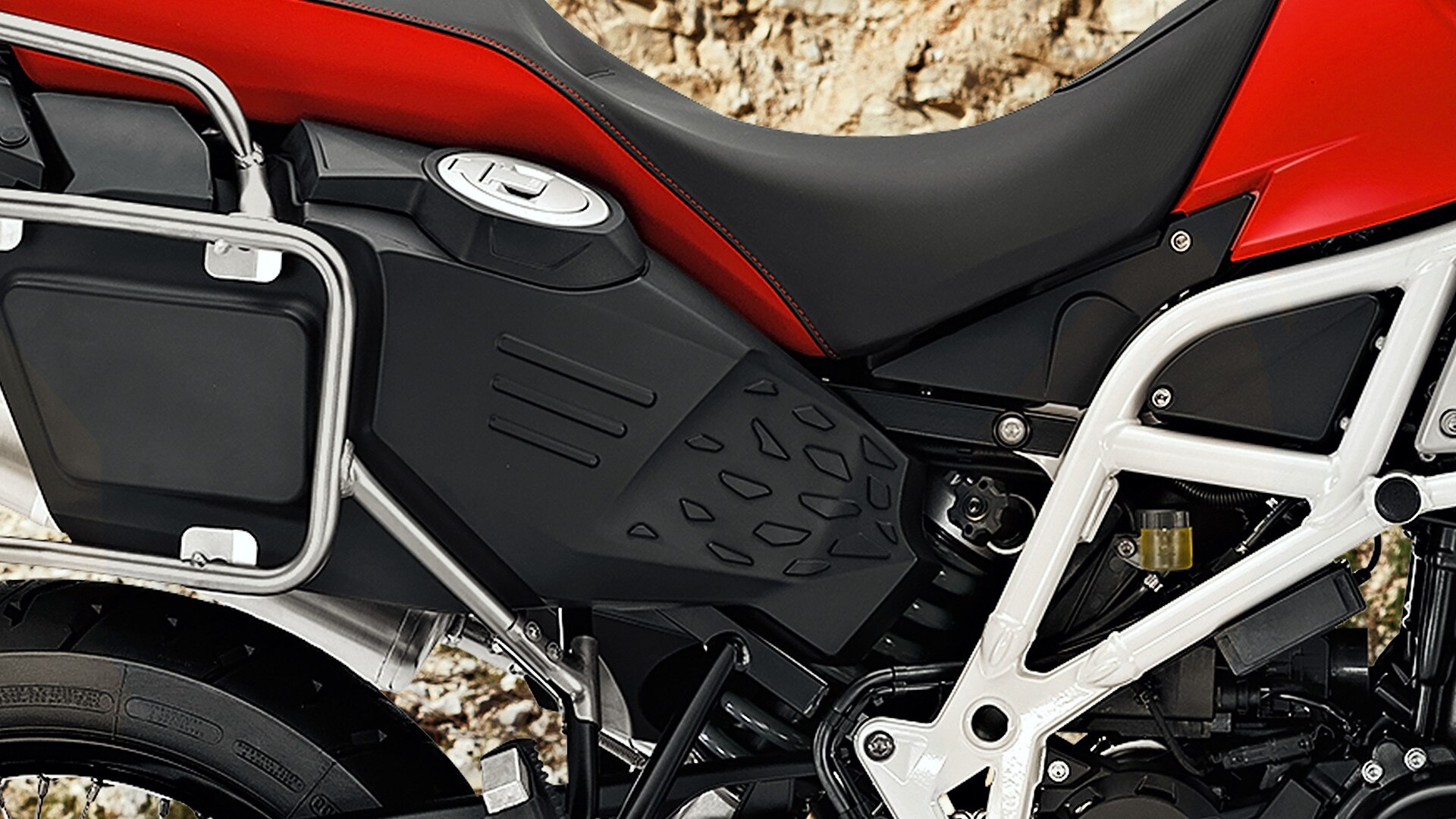 F 800 GS Adventure side tank trim