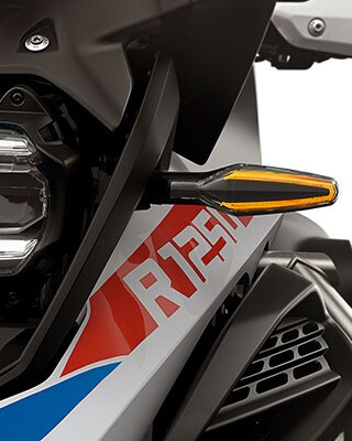 We see the standard LED indicators with Cruising Light option.