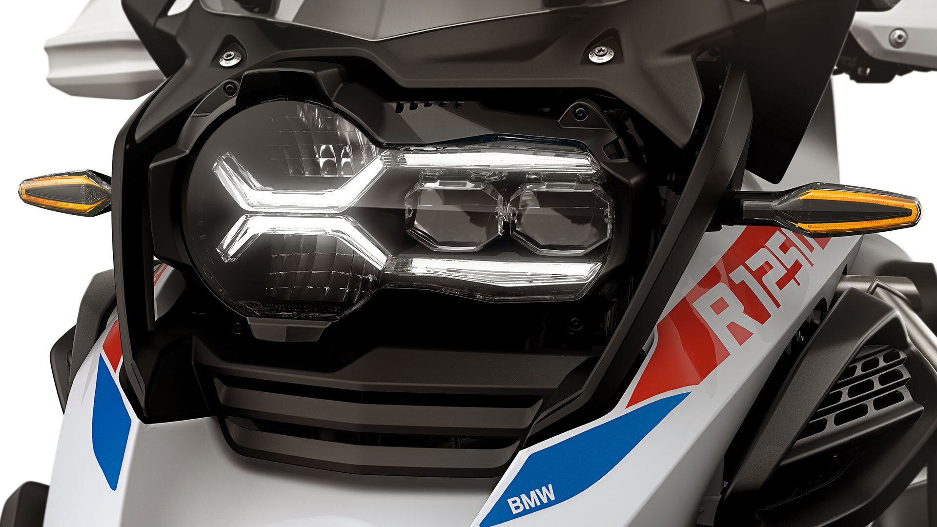 We see the standard LED indicators with Cruising Light option.