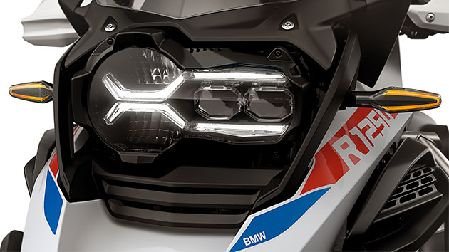 We see the standard LED indicators with Cruising Light option.