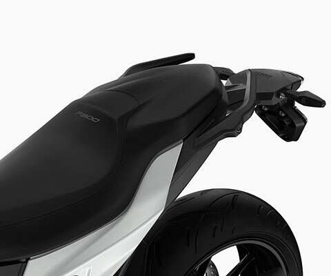 We see the seat of the F 900 R. It adapts to all riders thanks to the six seat heights.
