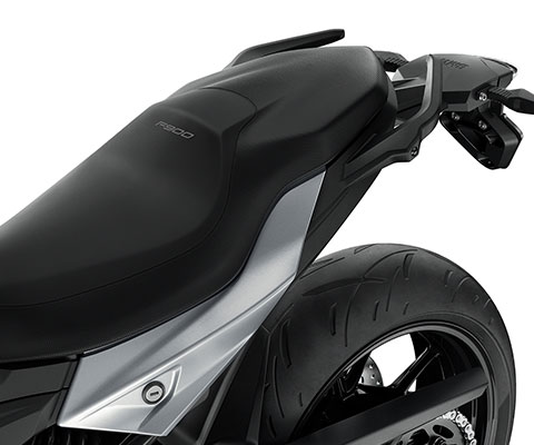 We see the seat of the F 900 R. It adapts to all riders thanks to the six seat heights.