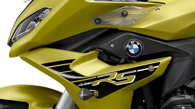 R 1250 RS in Sport style in the colour Austin yellow metallic matt.